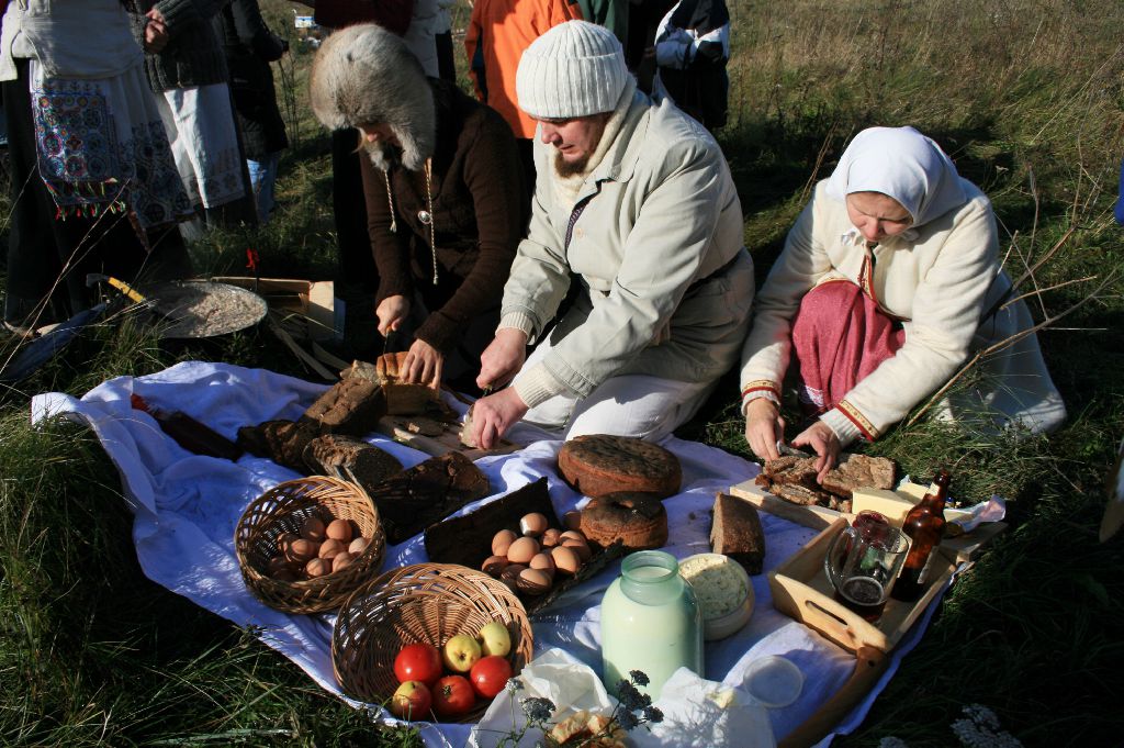 Esmalt maitsti ühiselt leiba