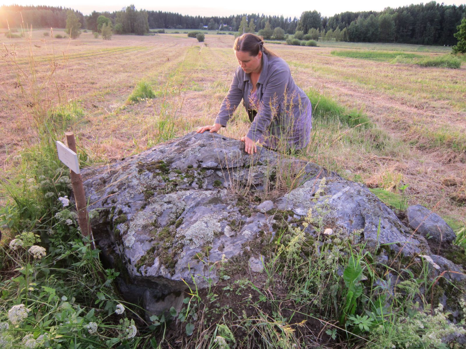 Nainen kuppikivellä / Woman by a sacrificial stone