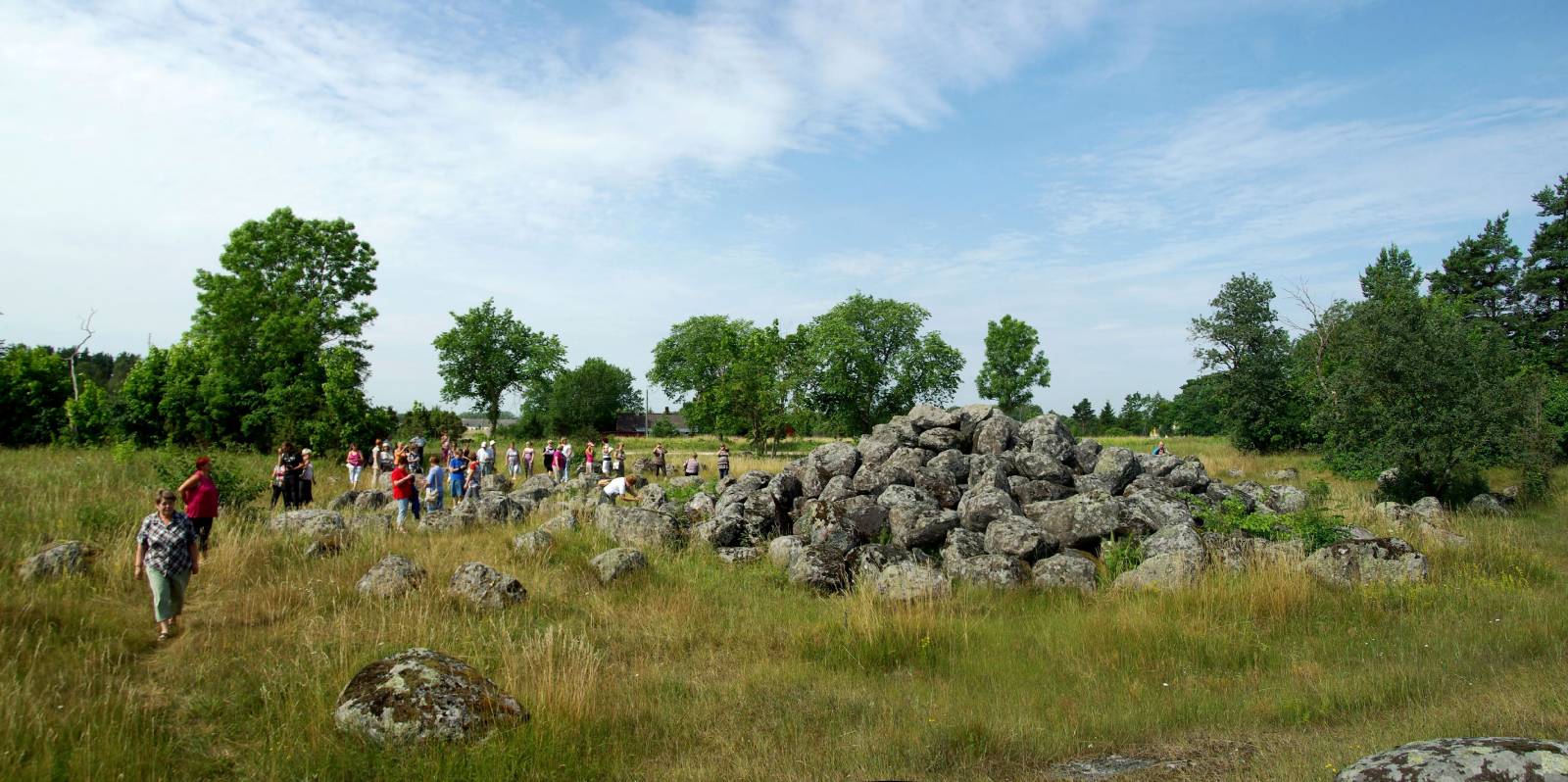 Turistid pühapaika uudistamas