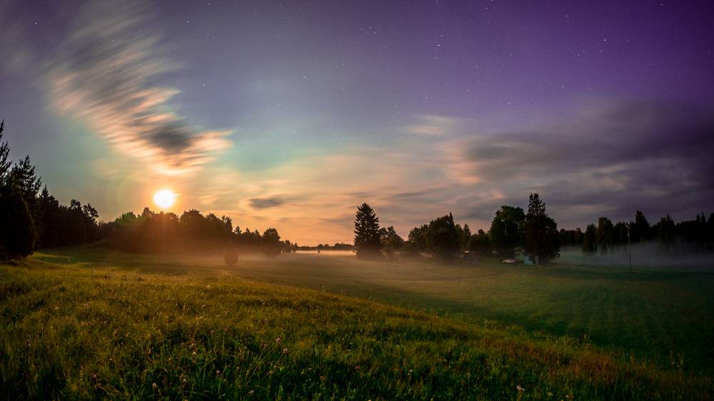 Udune kuutõus Paluküla hiiemäelt