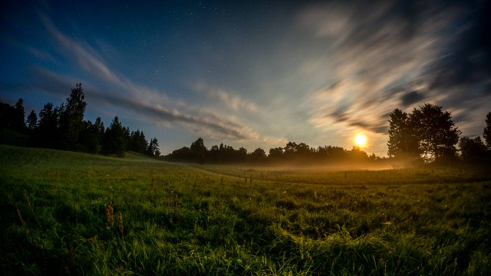 Kuutõus üle Paluküla hiiemäe