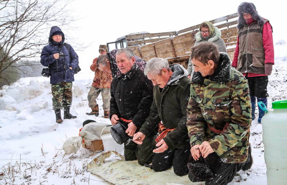 Перед вратами в рощу