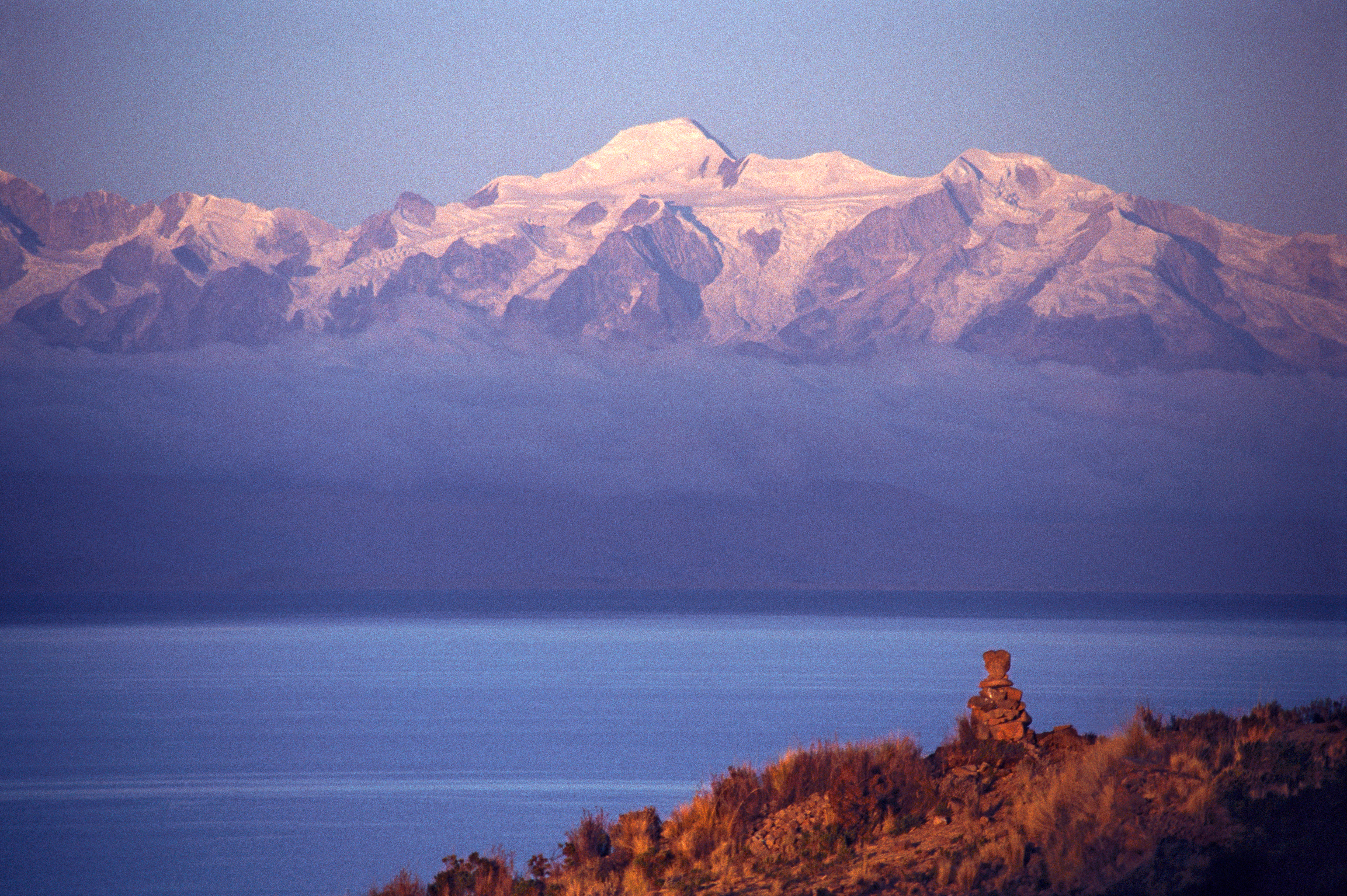 Озеро титикака в южной америке. Боливия озеро Титикака. Озеро Титикака Перу. Южная Америка озеро Титикака. Анды Титикака.