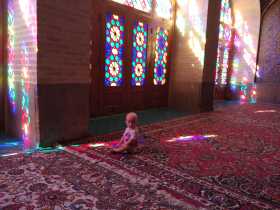 младенец в розовой мечети